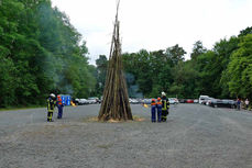 Entzünden des Johannifeuers (Foto: Karl-Franz Thiede)